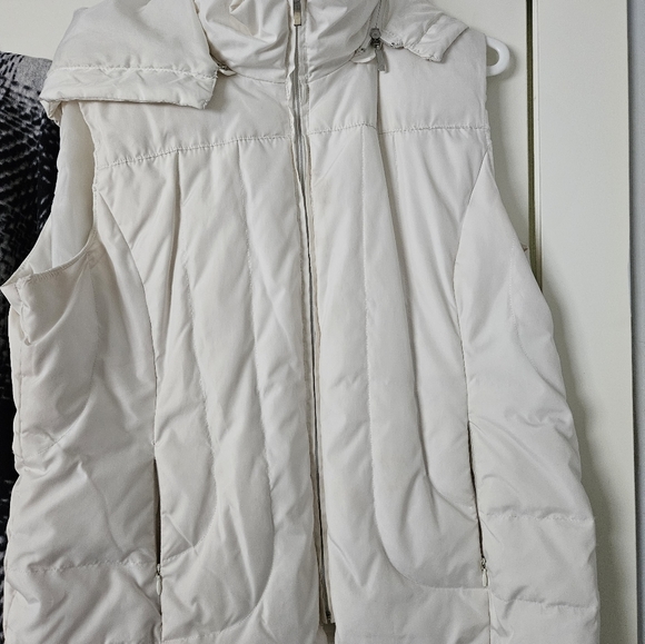 Ricki's vest with detachable hood - Picture 3 of 5